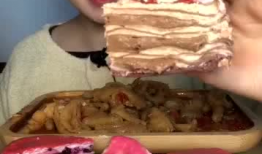 吃蛋糕视频,跟随镜头一起品尝美味蛋糕